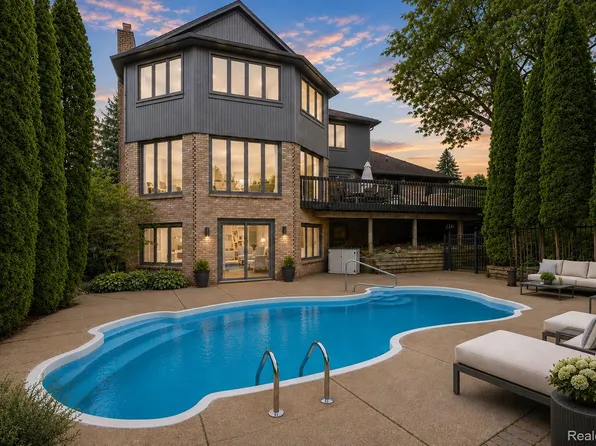 1966 Mapleridge Rd, Rochester Hills, MI 48309