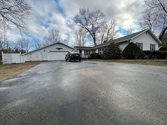 4th image of 42 Waterside Ln