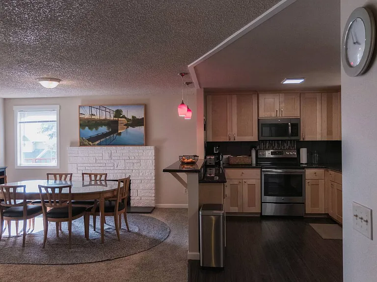 1622 N Willow Rd — Photo 3