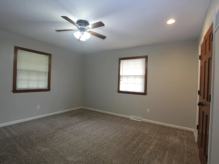 220 NW Highland Ln — Photo 10