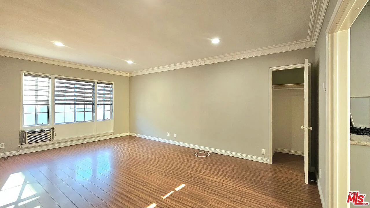 1 bed, 1.0 bath, 700 sqft, $2,000 — Photo 2