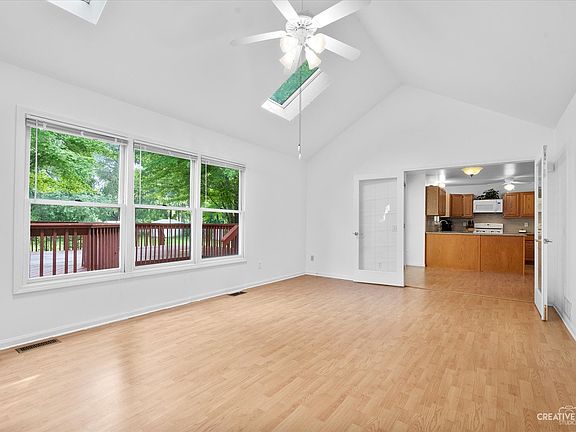 4th image of 450 Lakeview Dr