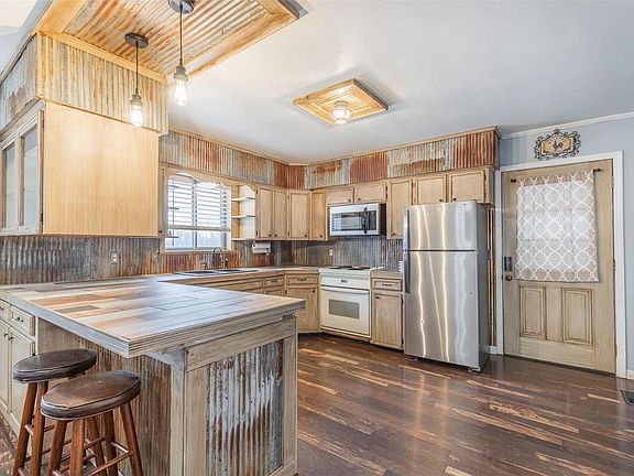 3rd image of 4 Green Meadows Dr