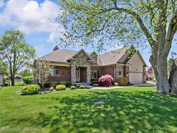 3348 Kingsway Dr, Highland, MI 48356