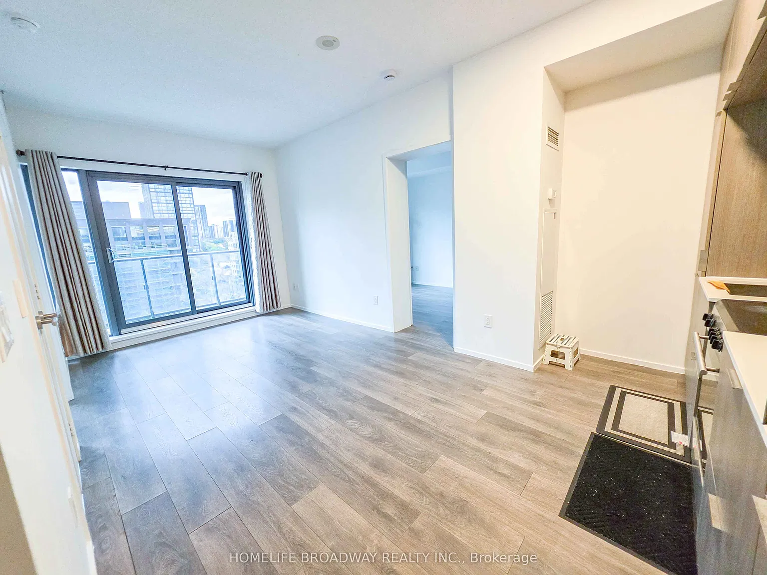 159 Dundas St E — Photo 3