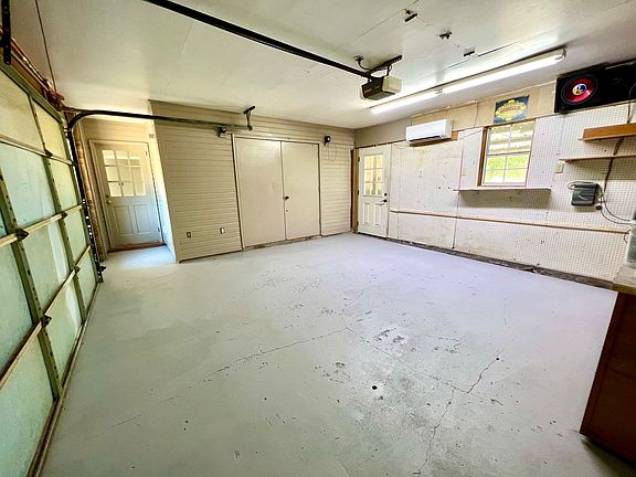 2nd image of 1541 Brookhollow Dr