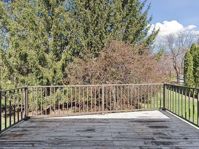 Great deck to entertain on.Very private.