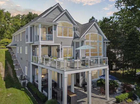 3067 Ridgemont St, Commerce Township, MI 48382