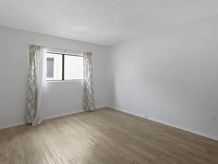 Chatsworth Rent This Now — Photo 8