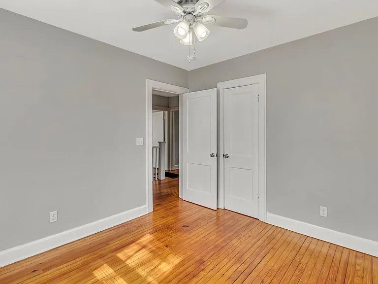 916 E 35th St — Photo 22