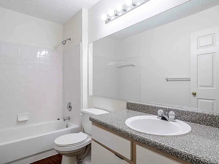 River Club Apartments — Photo 34
