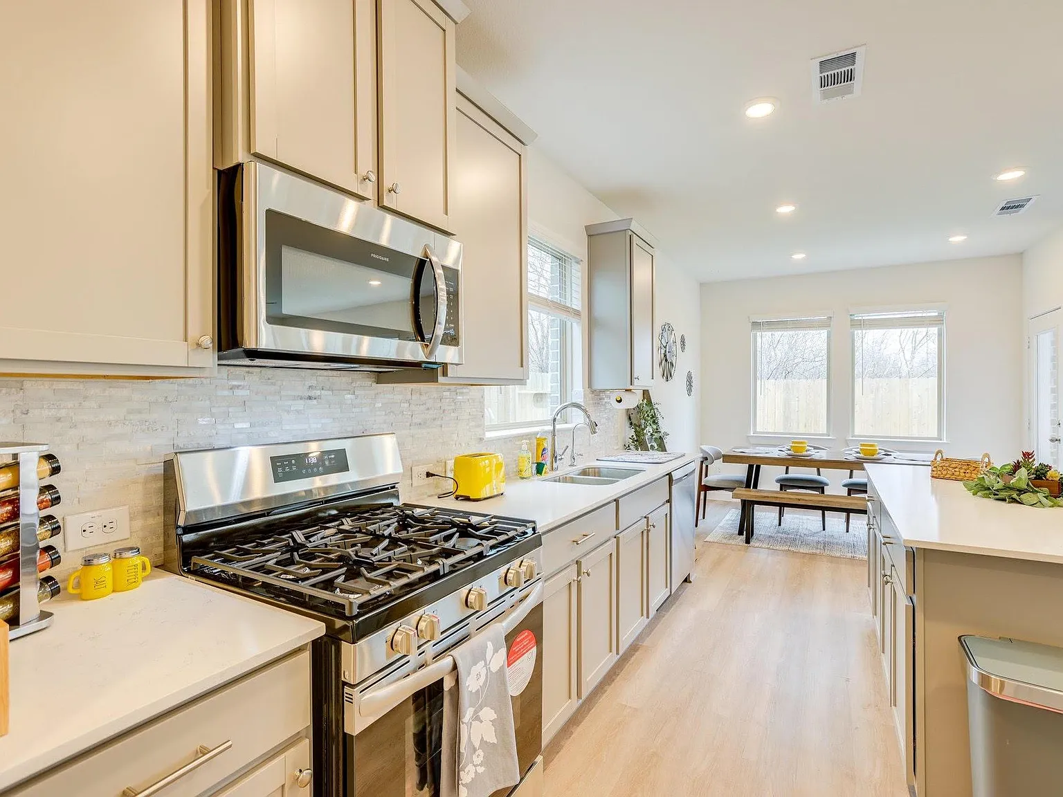 3 bed, 2.5 bath, 1694 sqft, $2,300 — Photo 3