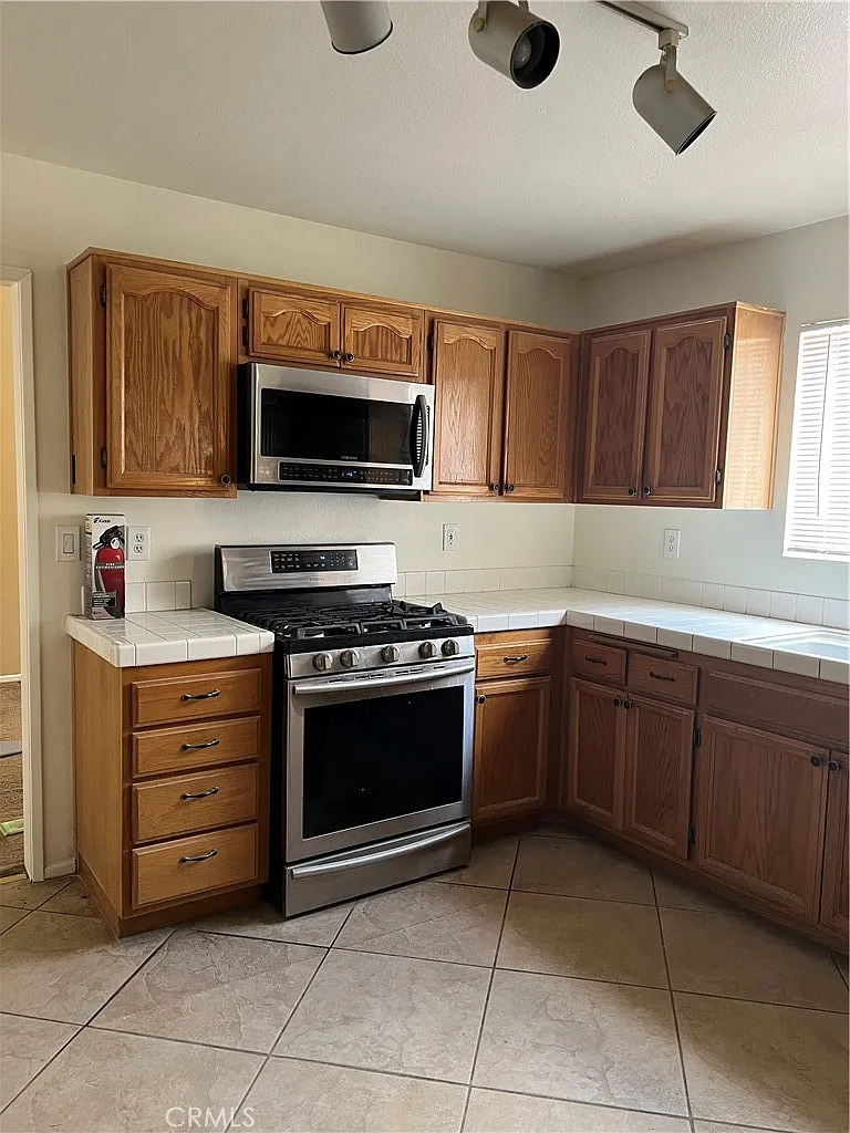 4 bed, 1922 sqft, $2,850 — Photo 3