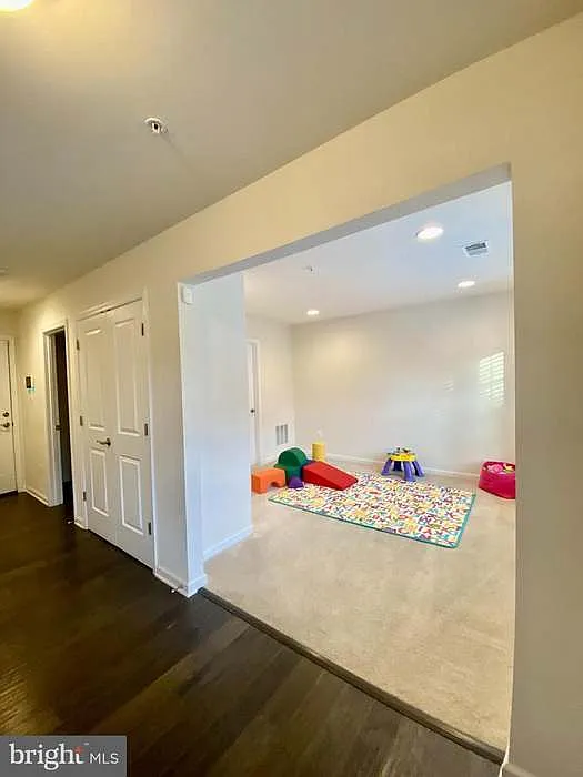 3 bed, 3.5 bath, 1996 sqft, $3,200 — Photo 4