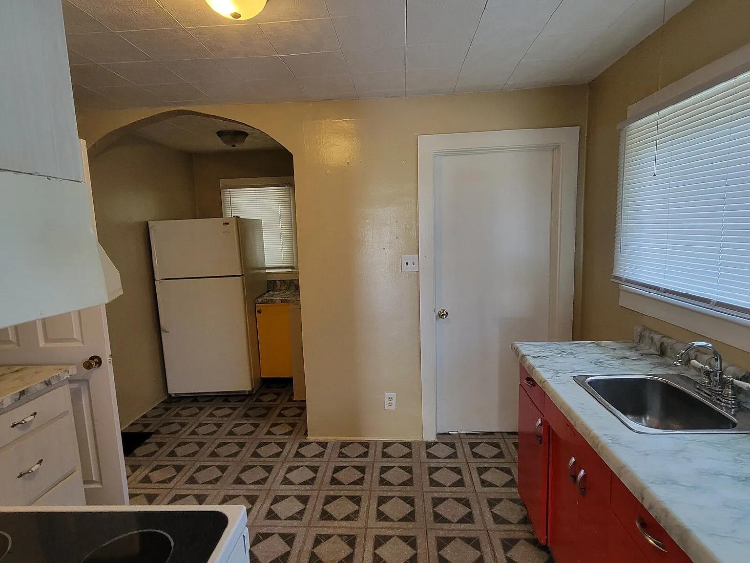 2 bed, 1.0 bath, $1,070 — Photo 4