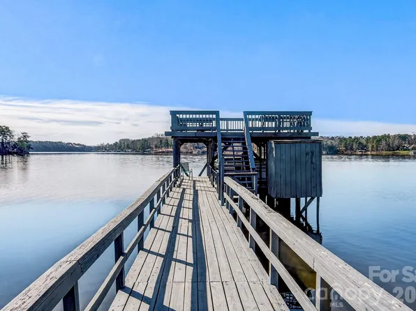 254 N Shoreline Dr, New London, NC 28127