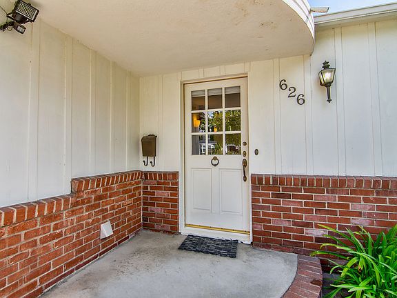 4th image of 626 S Beachwood Dr