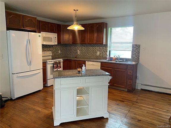 4th image of 11 Oak Dr