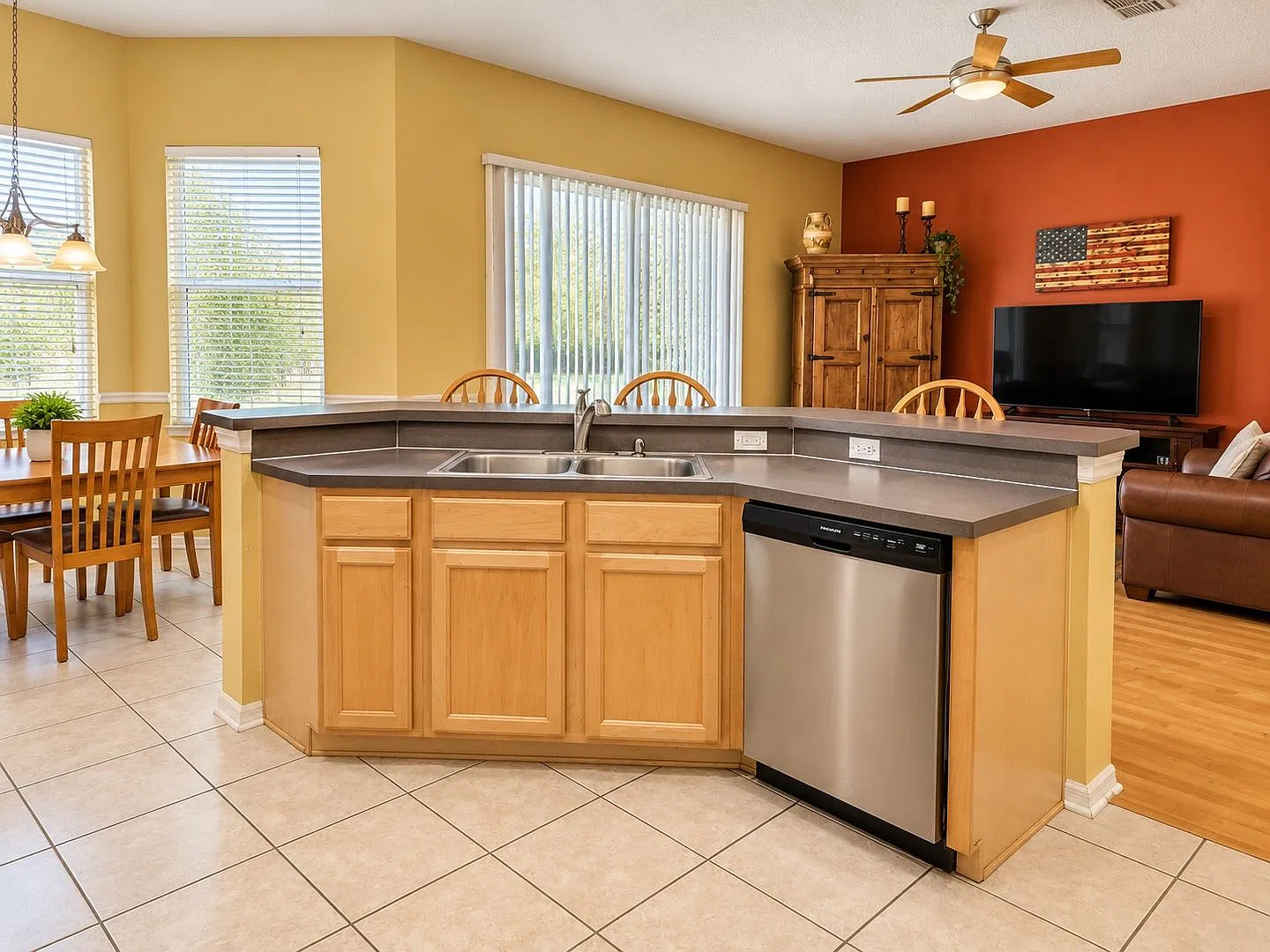 Spacious 4-Bedroom, 3-Bath Oviedo Home Beautiful Interiors, Generous Living Spaces & Fantastic Lo... — Photo 4