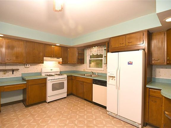 5th image of 221 Northmoreland Ave