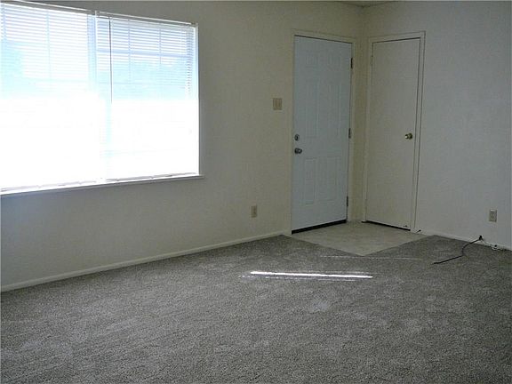 2nd image of 404 Kinson St