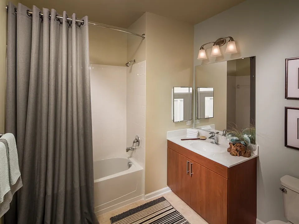 One-bedroom bath