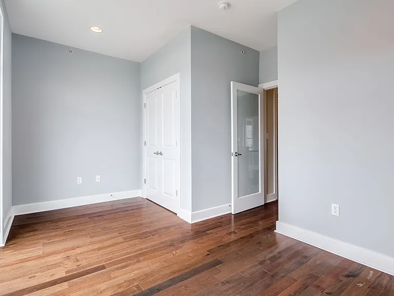 2633 Catharine Street — Photo 11