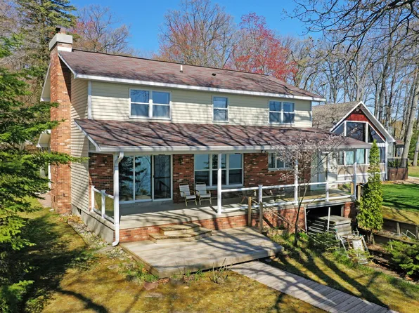 1384 W Higgins Lake Dr, Roscommon, MI 48653