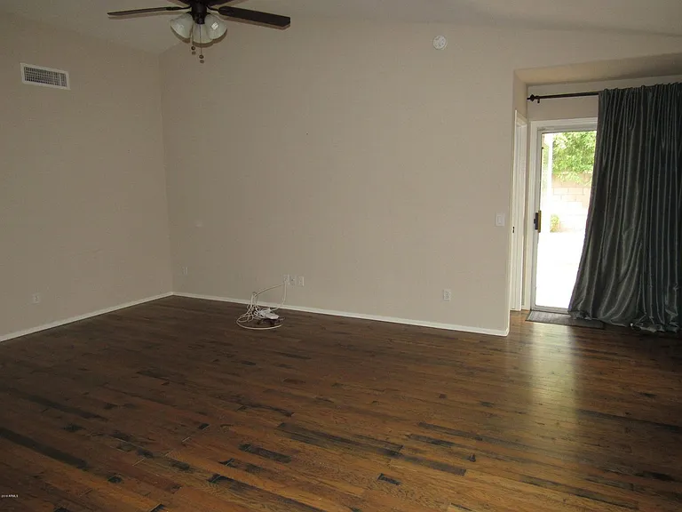 102 W Gail Dr — Photo 3