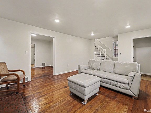 3rd image of 16814 Strathmoor St