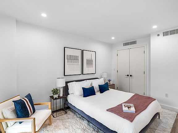 3rd image of 46-40 Vernon Blvd #4B
