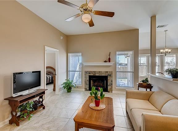 3rd image of 1009 Lantana Ct