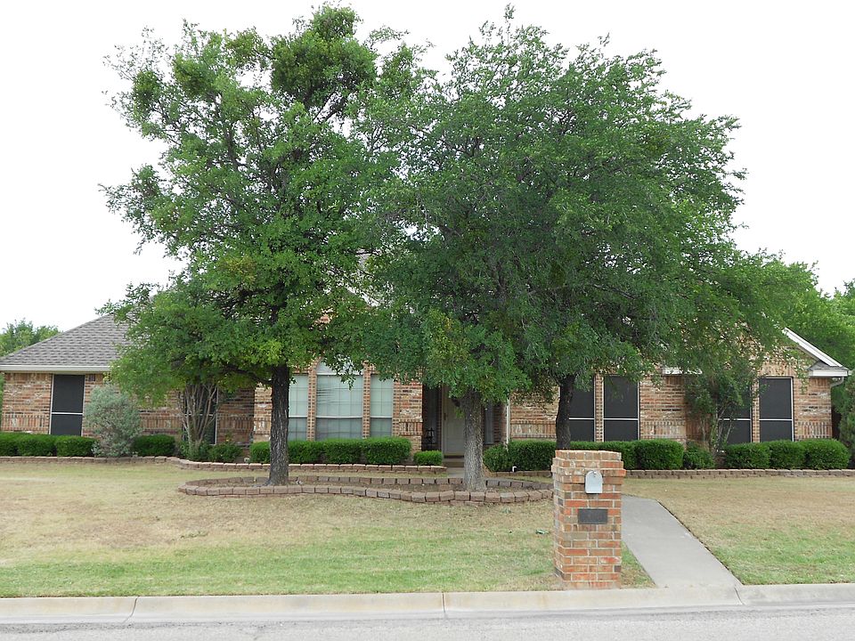 1st image of 113 Lakeside Oaks Cir