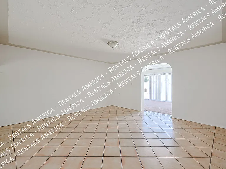 2114 W Myrtle Ave — Photo 2