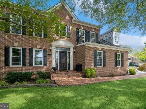 2626 Meadow Hall Dr, Herndon, VA 20171