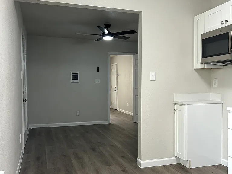 407 N Justin Ave #C — Photo 3