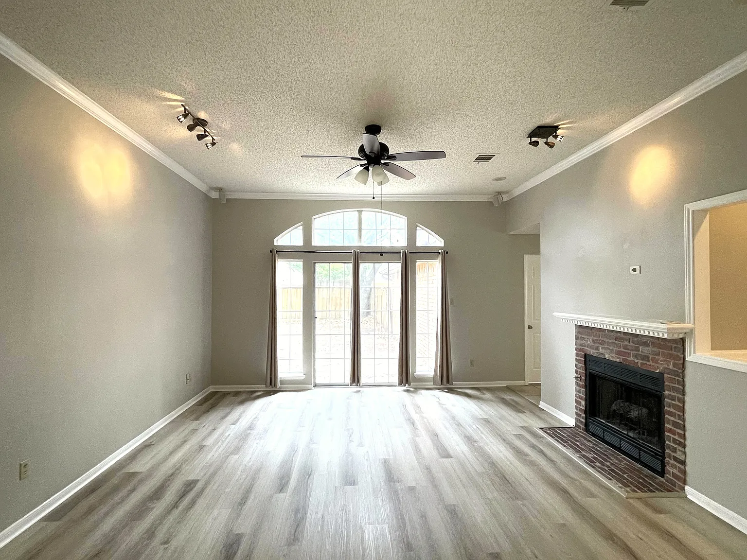 4 bed, 2281 sqft, $2,700 — Photo 2