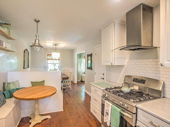 3rd image of 531 James Pl SE