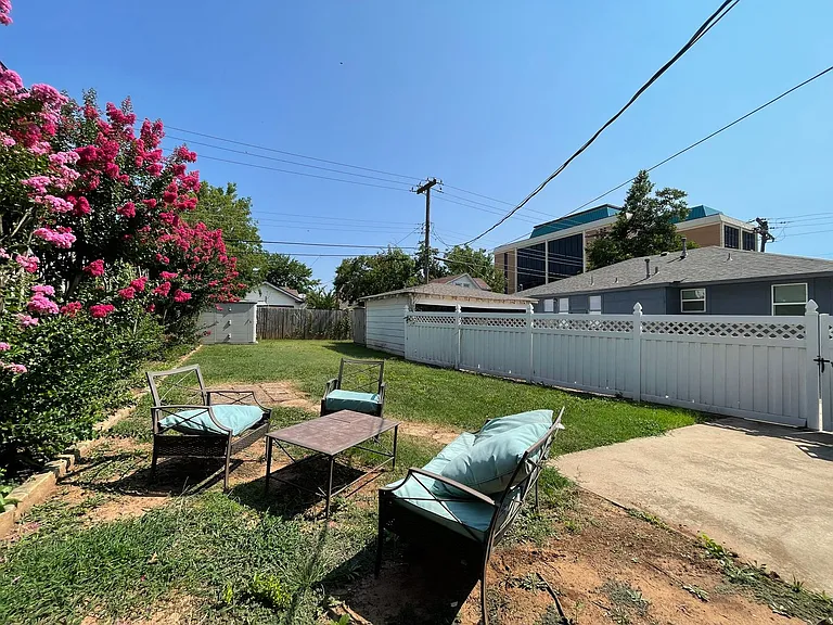 735 NE 14th St — Photo 11