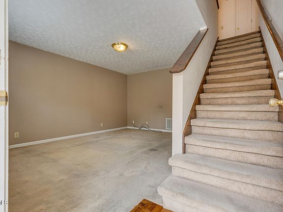 4th image of 405 Ketron Ln APT 5