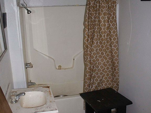 5th image of 407 E 5th St