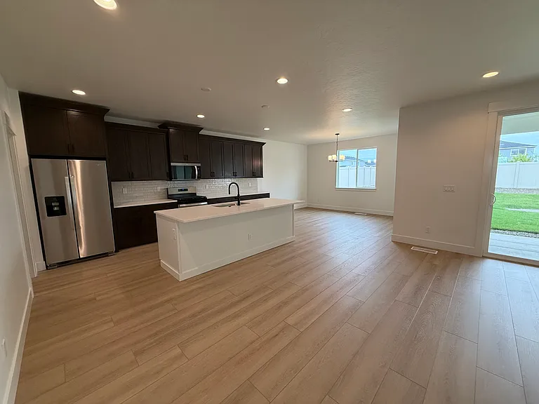 1481 N Burnam Ave — Photo 7