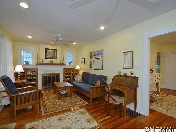 LR: fireplace, built-ins