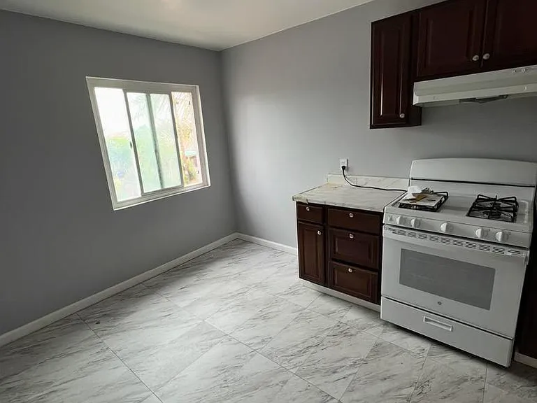 3739 Teak St — Photo 3