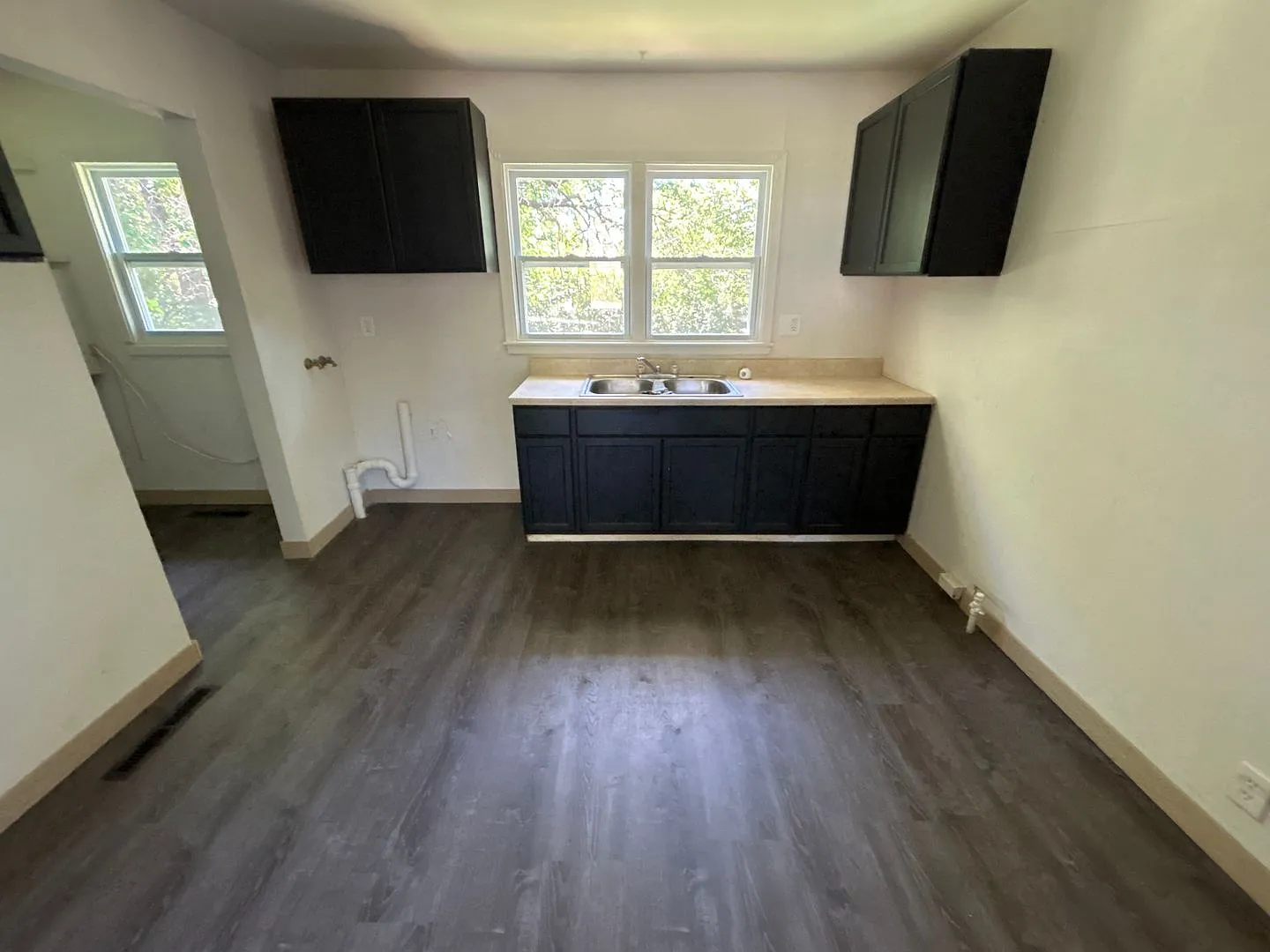 3 bed 1 Bath Huge backyard — Photo 2