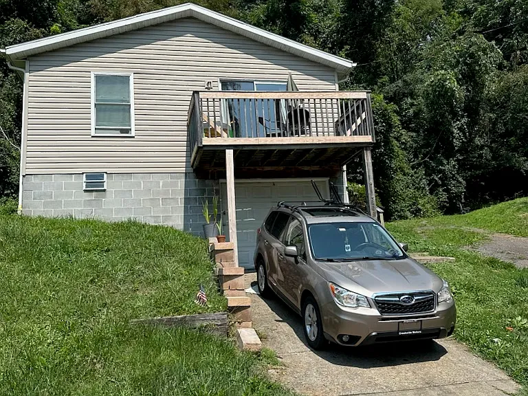 111 E End Ave — Photo 1