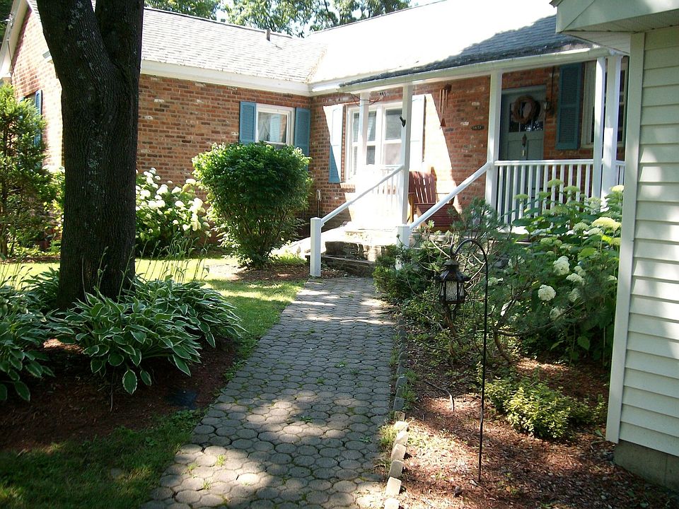 Lakefront brick ranch