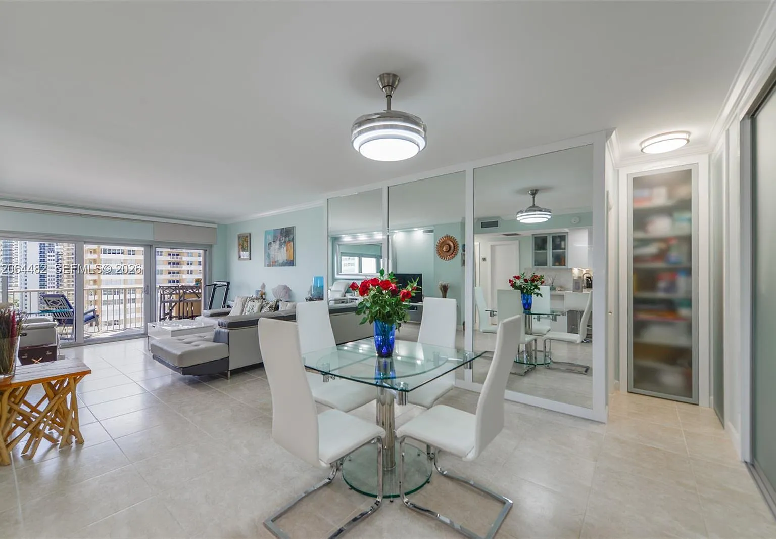 Hemispheres Condo — Photo 2