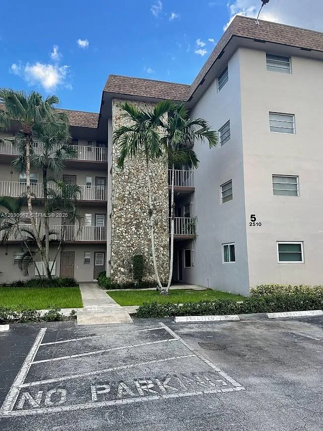 Arrowhead Condo No V — Photo 1