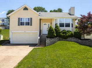 5712 Sundesert Cir, Saint Louis, MO 63129